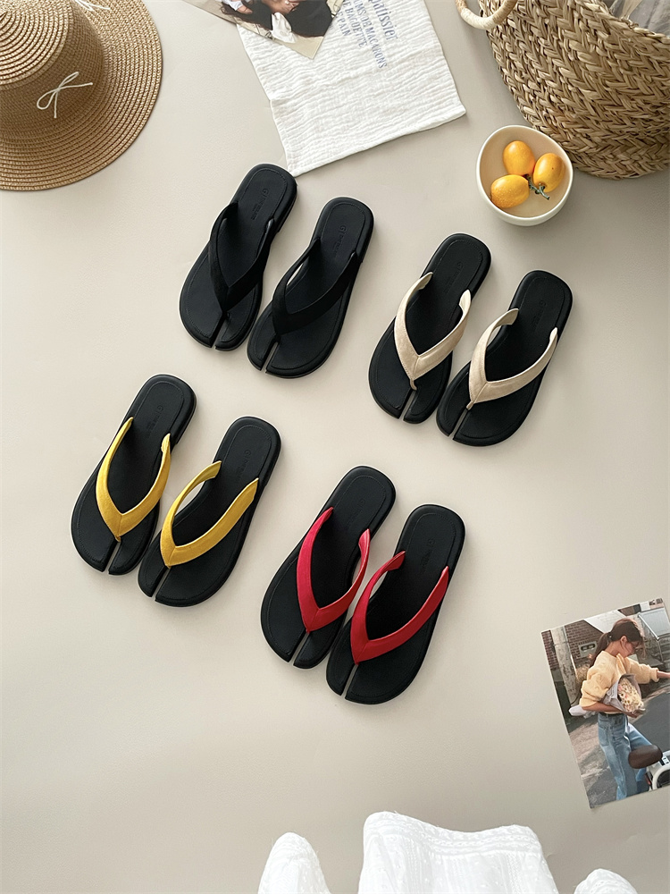 2025 New French Retro Flat Thong Sandals for Women Outdoor Toe Separator Summer Beach Slippers