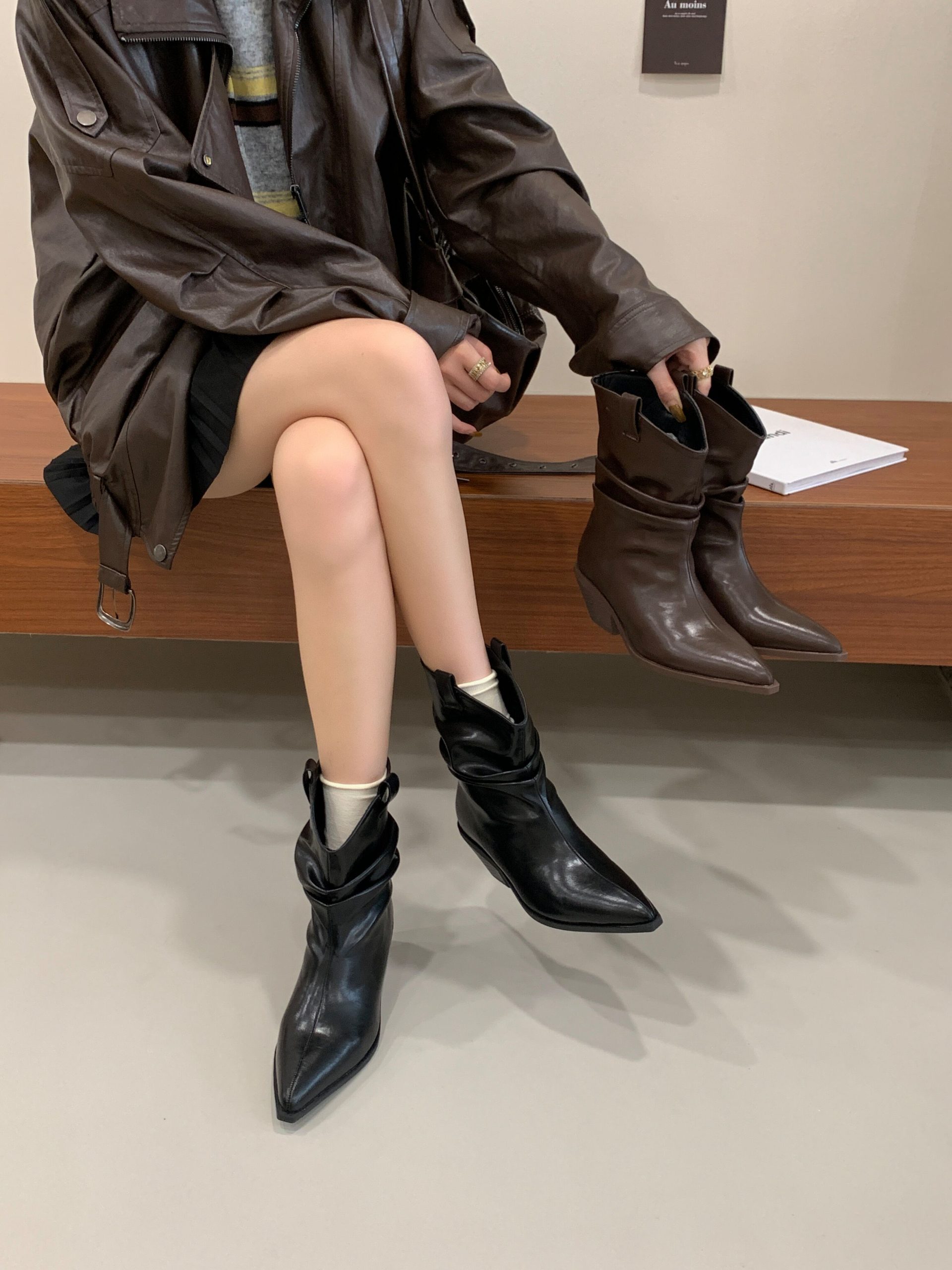 2025 Women's Retro Stacked Heel Pointed Toe Chunky Western Cowboy Boots
